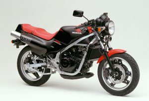 1984年式NS250F。丸目ヘッドライトのネイキッドモデルで、フレームは鉄製だった