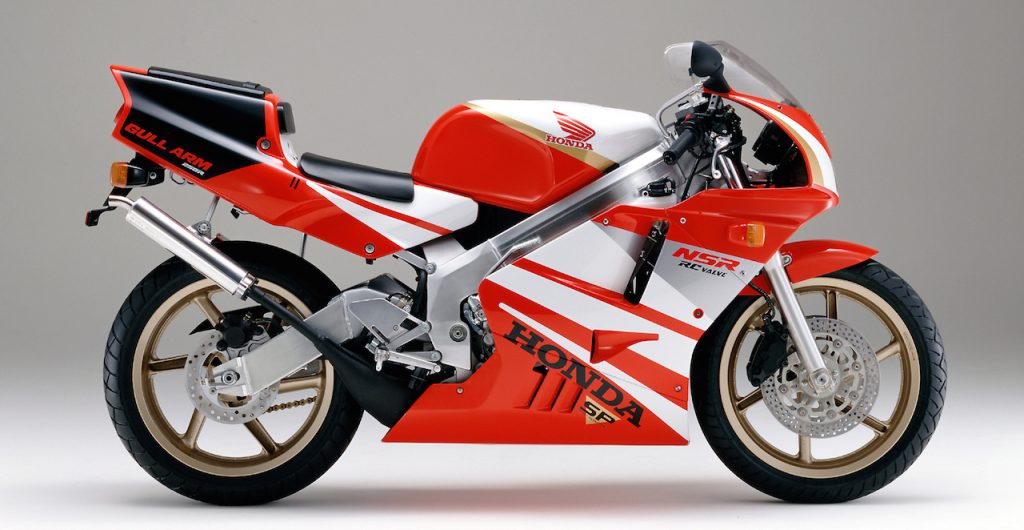 1990年型NSR250R SP。専用のカラーリングに身を包むほか、乾式クラッチや減衰力調整機構付きの前後サス、マグネシウム製ホイールを装備する。