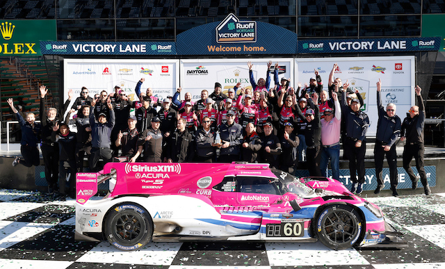 #60: Meyer Shank Racing W/Curb-Agajanian, Acura DPi, DPi: Oliver Jarvis, Tom Blomqvist, Helio Castroneves, Simon Pagenaud, podium, team, HPD staff and engineers